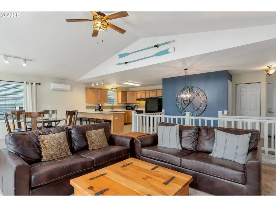 1218 Lincoln St, Hood River, OR 97031 - #2