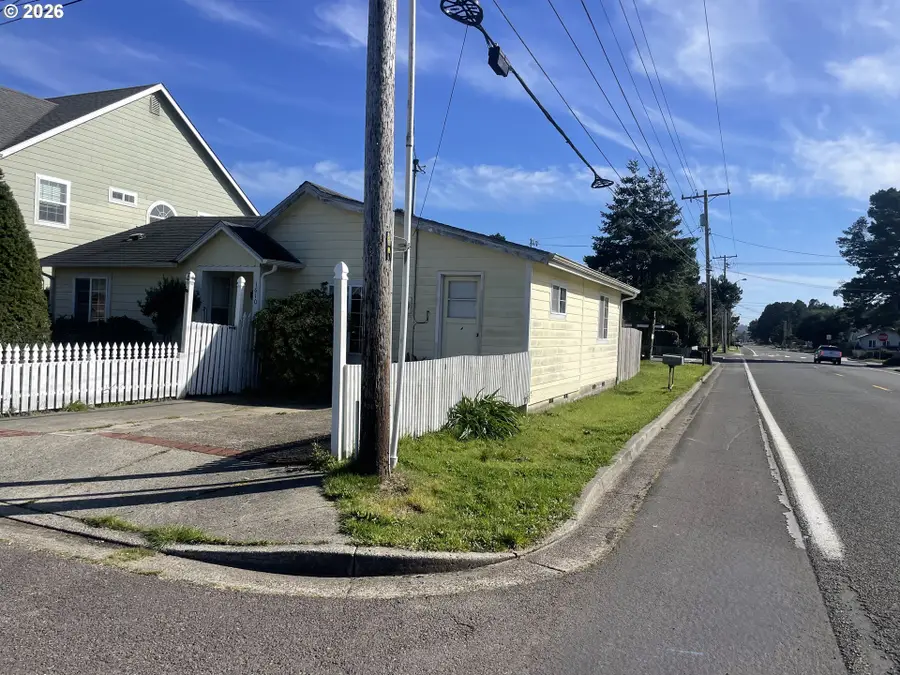 1610 36th St, Florence, OR 97439 - #3