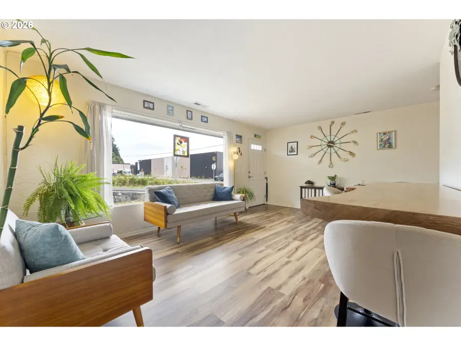 2185 N 8th St, Coos Bay, OR 97420 - #3