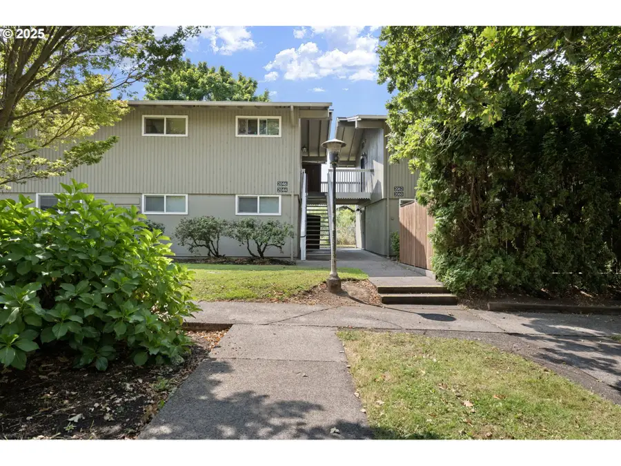 2046 W 14th Pl, Eugene, OR 97402 - Image #2