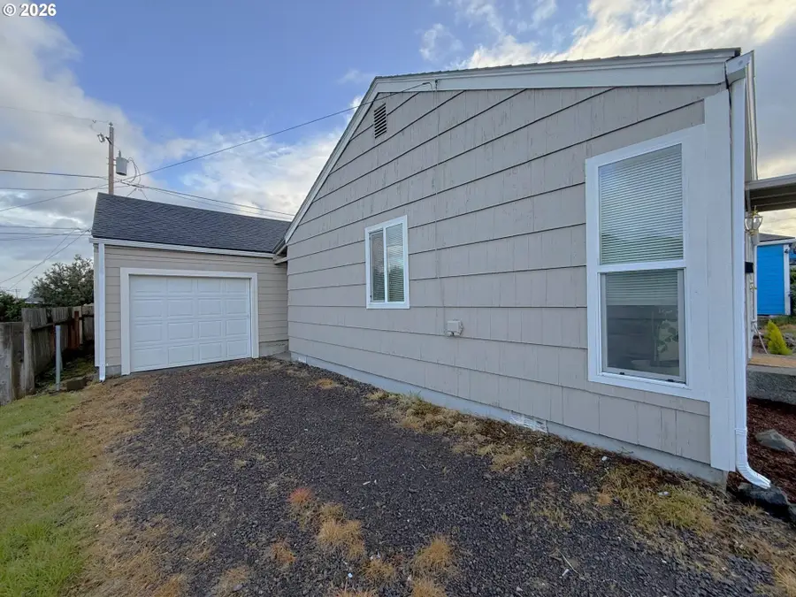 934 Pacific Ave, Coos Bay, OR 97420 - #2