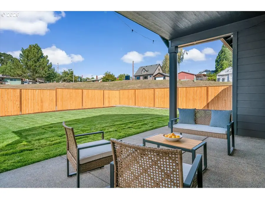 851 W Washington St, Carlton, OR 97111 - #3