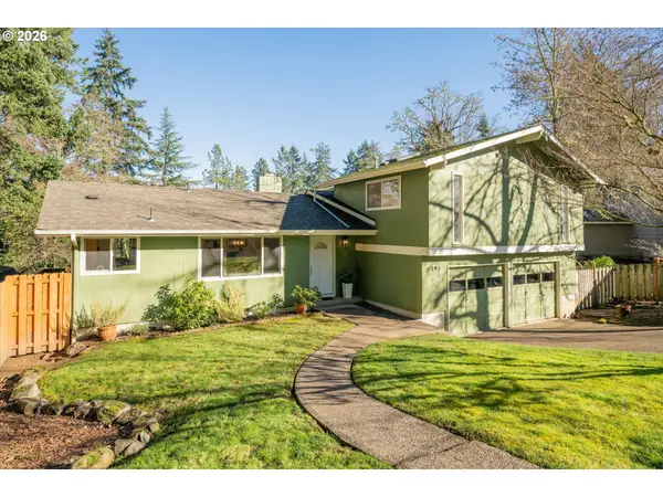 195 Coachman Dr, Eugene, OR 97405