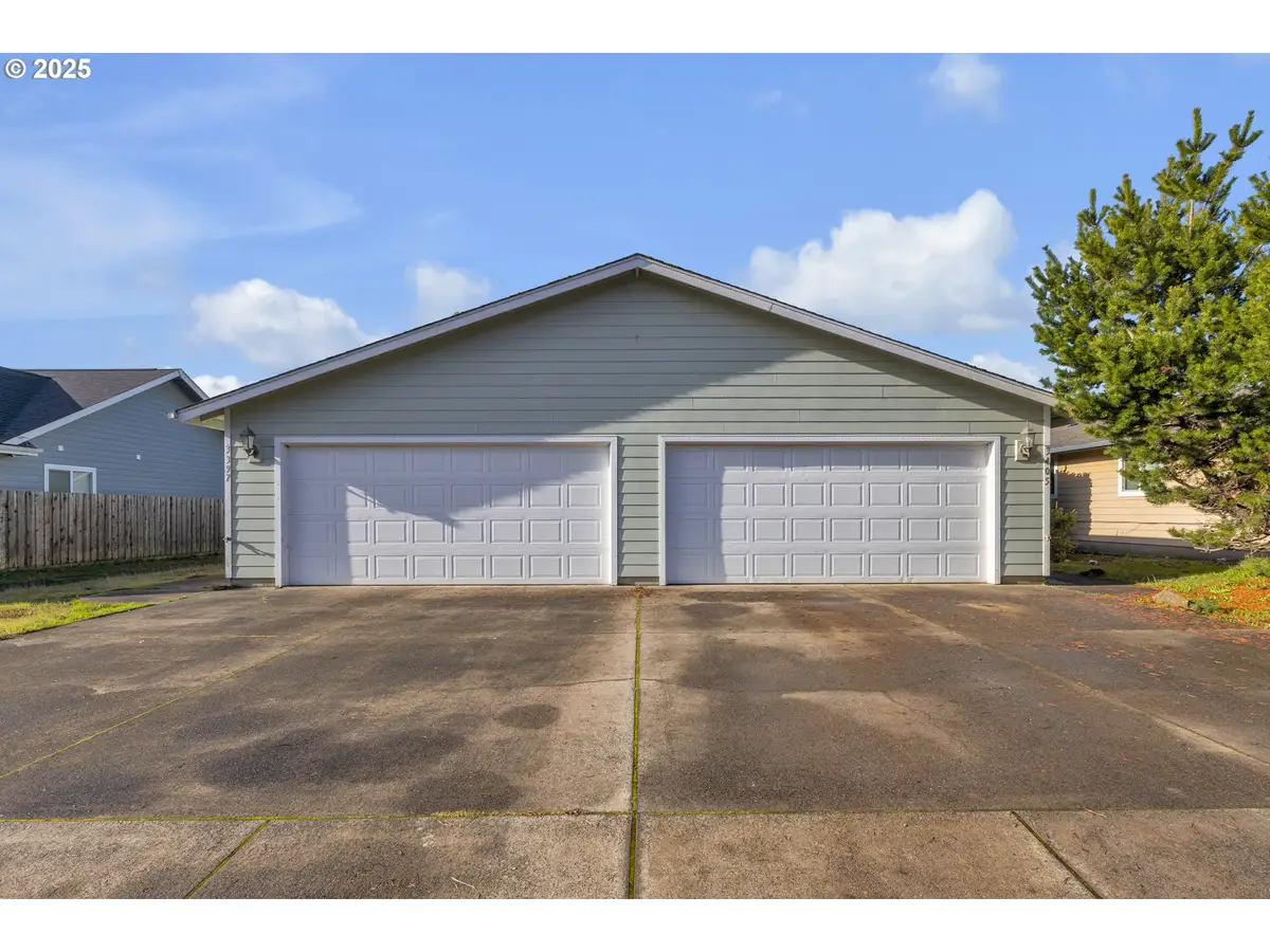 3397 Oak St, Florence, OR 97439 - Image #1
