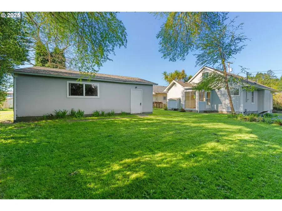 1887 Madrona St, North Bend, OR 97459 - #2