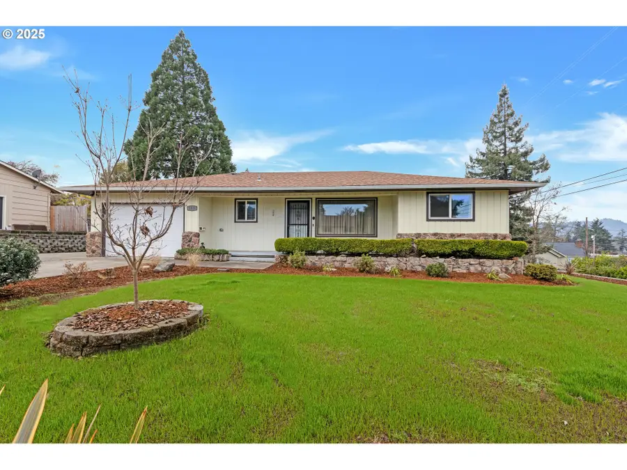 1010 W Luellen Dr, Roseburg, OR 97471 - Image #2