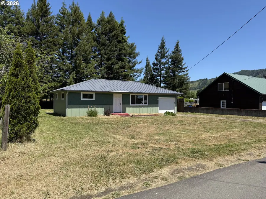 220 W Birch St, Powers, OR 97466 - #2