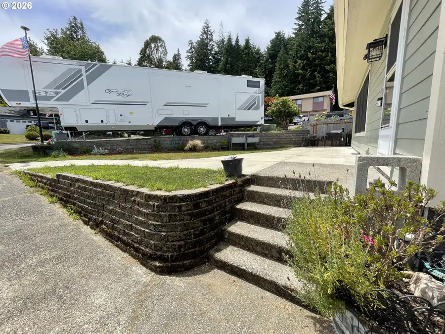 2220 Maine Ct, North Bend, OR 97459 - #3