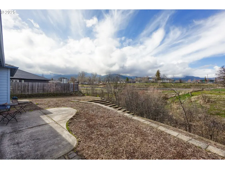 805 Oak Knoll Dr, Ashland, OR 97520 - Image #3