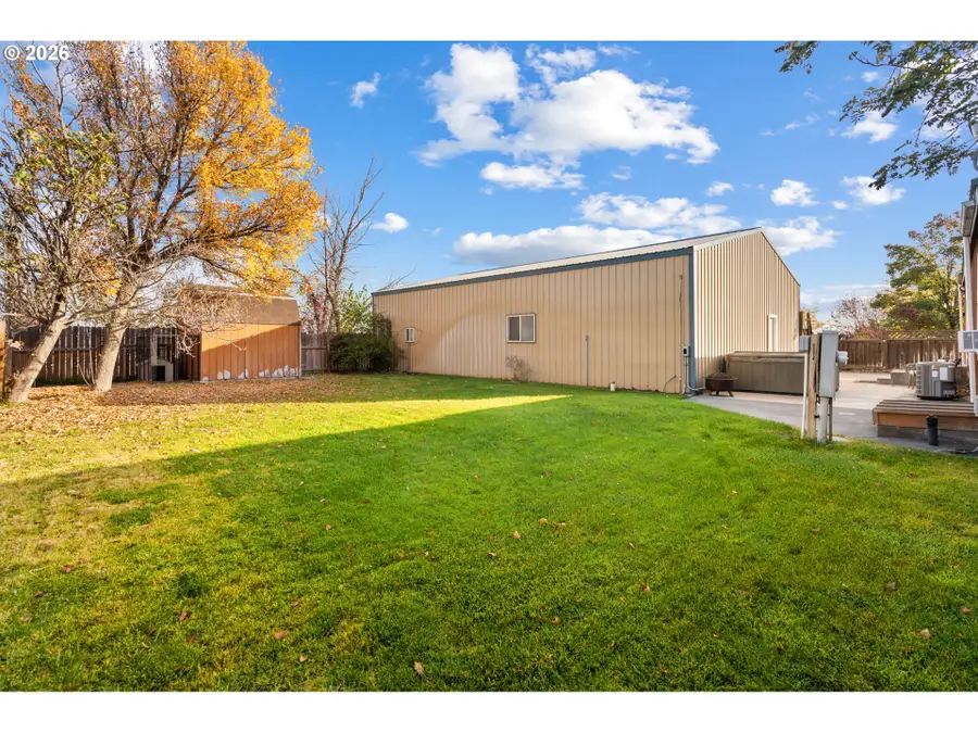 32127 Myrtlwood Ln, Hermiston, OR 97838 - #2