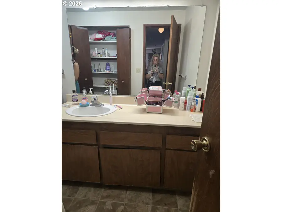 2082 2080 NE Darby St, Hillsboro, OR 97124 - Image #3