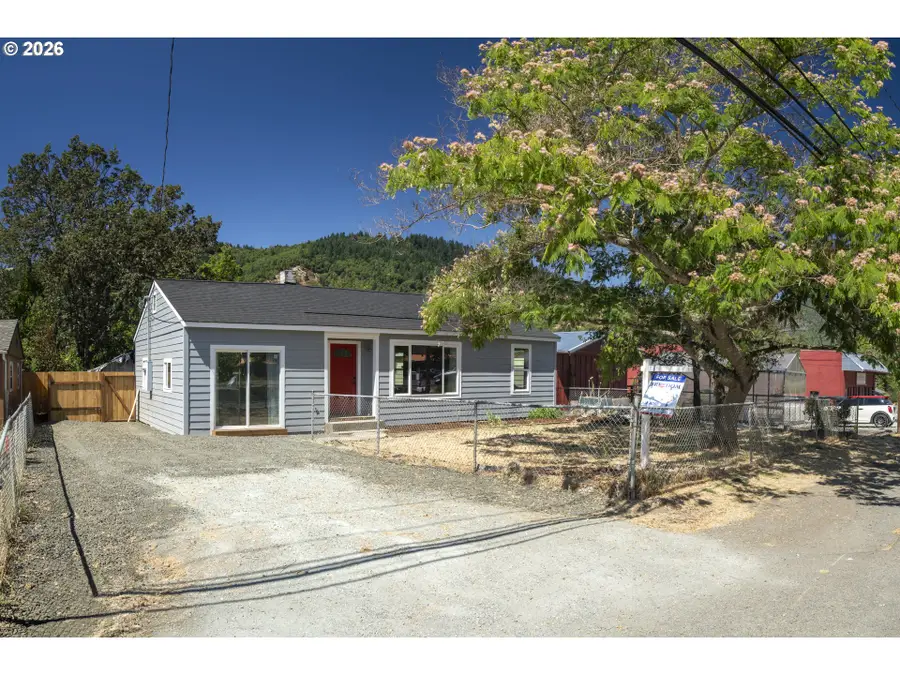 912 S Main St, Myrtle Creek Riddle, OR 97457 - #3