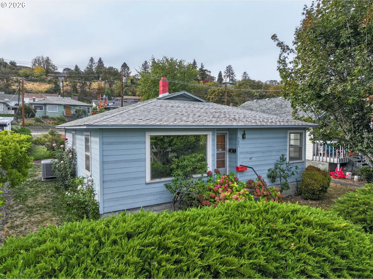 722 1/2 E 13th St, The Dalles, OR 97058 - #1