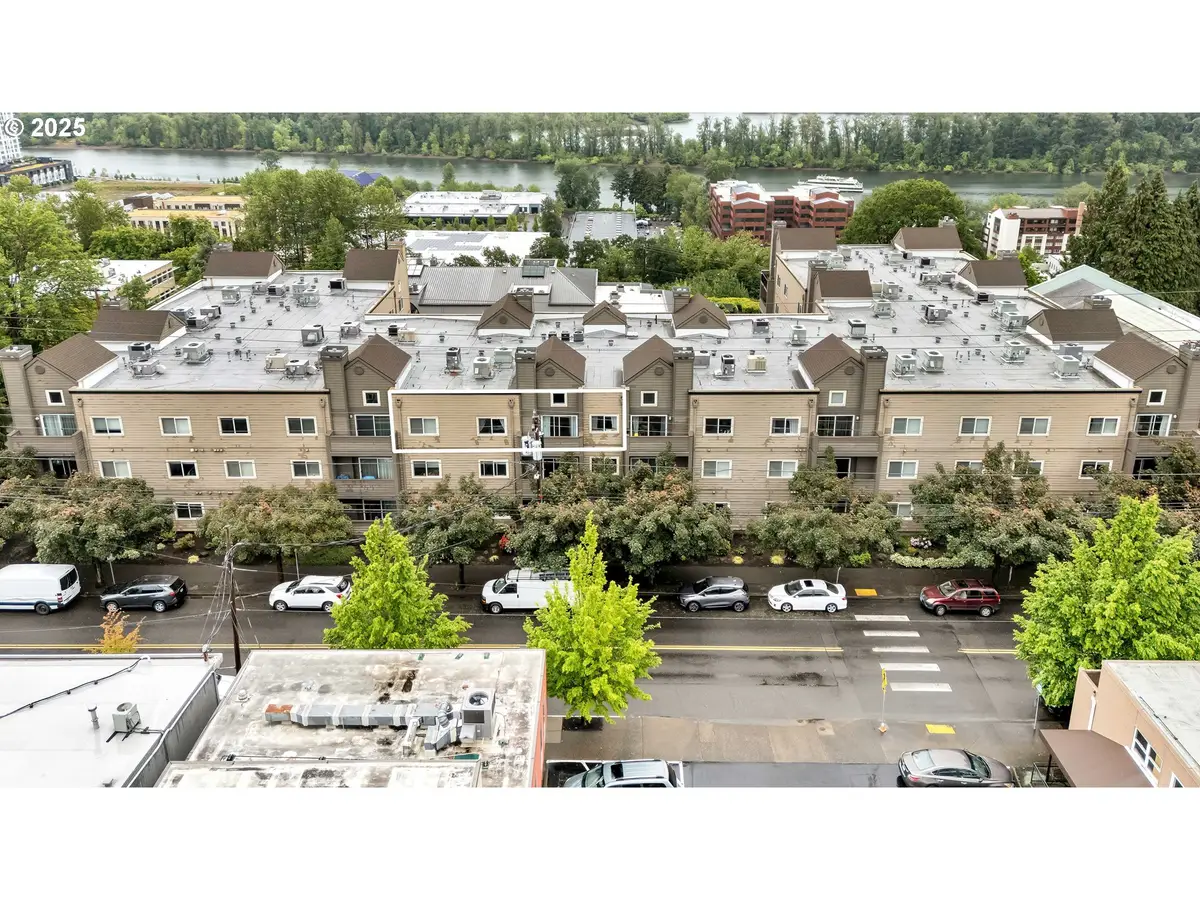 4320 S Corbett Ave #302, Portland, OR 97239 - Image #1