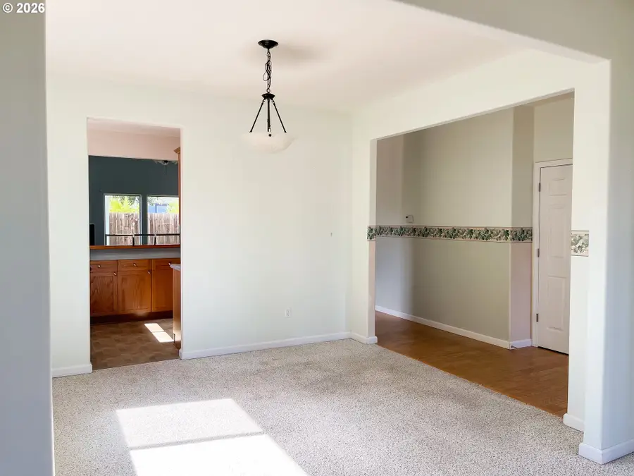 614 Burghardt Dr, Molalla, OR 97038 - #3