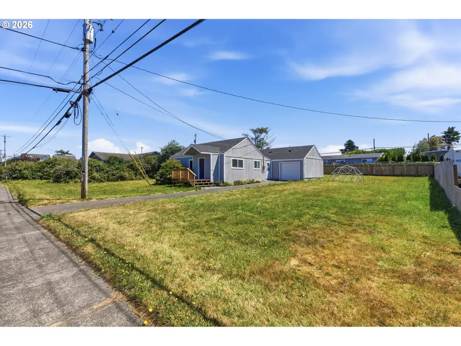 243 S Marple St, Coos Bay, OR 97420 - #3