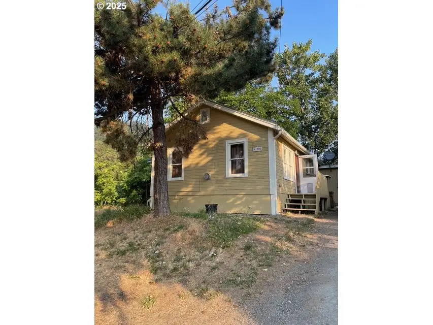 420 SW 4th Ave, Myrtle Creek, OR 97457 - #2