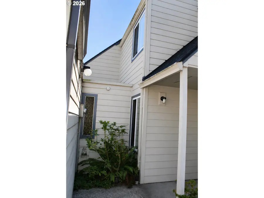 381 NE Village Squire Ave #2, Gresham, OR 97030 - #2