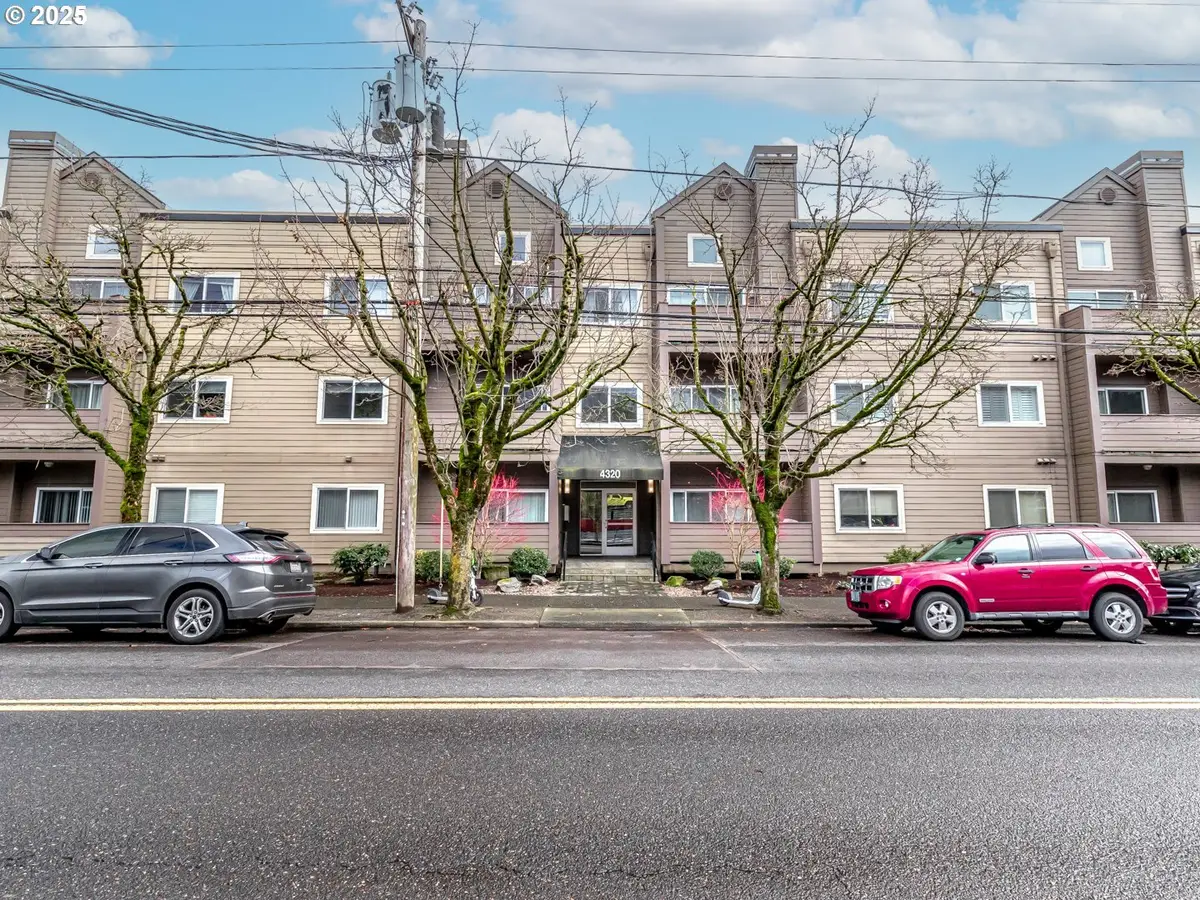 4320 S Corbett Ave #202, Portland, OR 97239 - Image #1