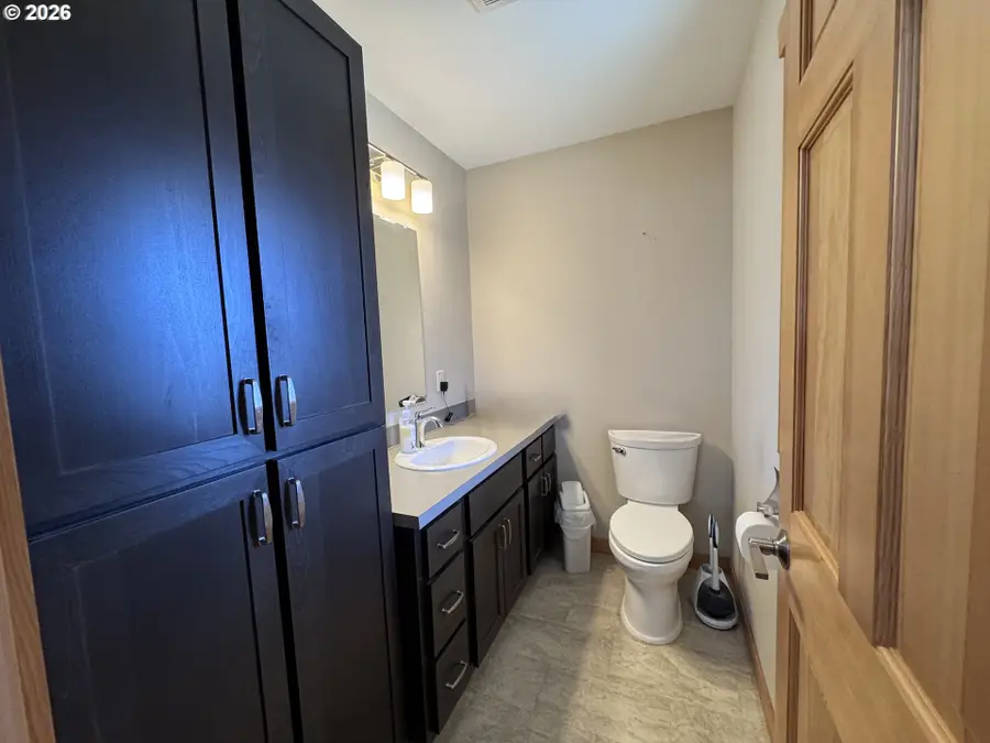 950 Arthur Ave, Cottage Grove, OR 97424 - #3