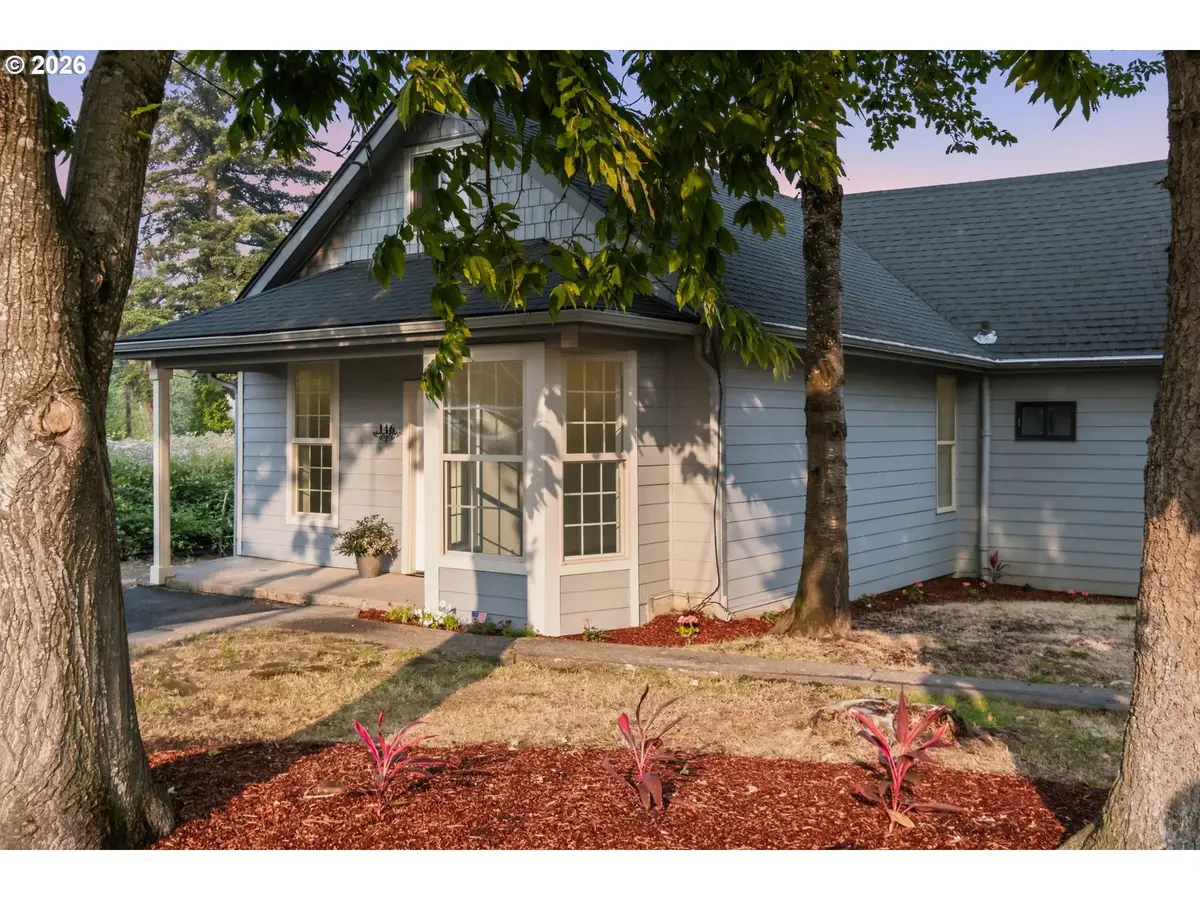 146 D St, Woodburn, OR 97071 - #1