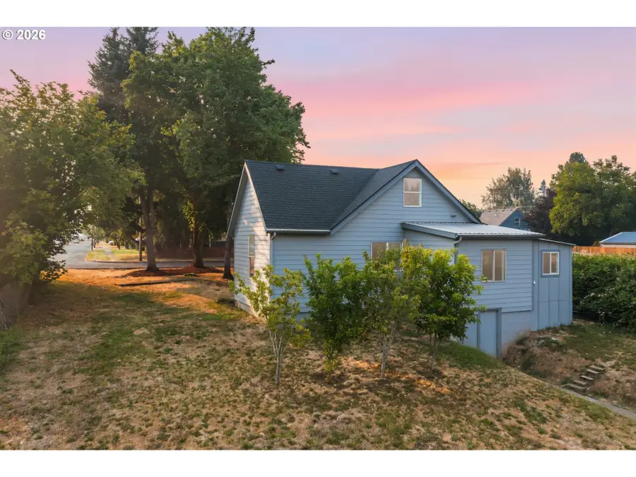 146 D St, Woodburn, OR 97071 - #2