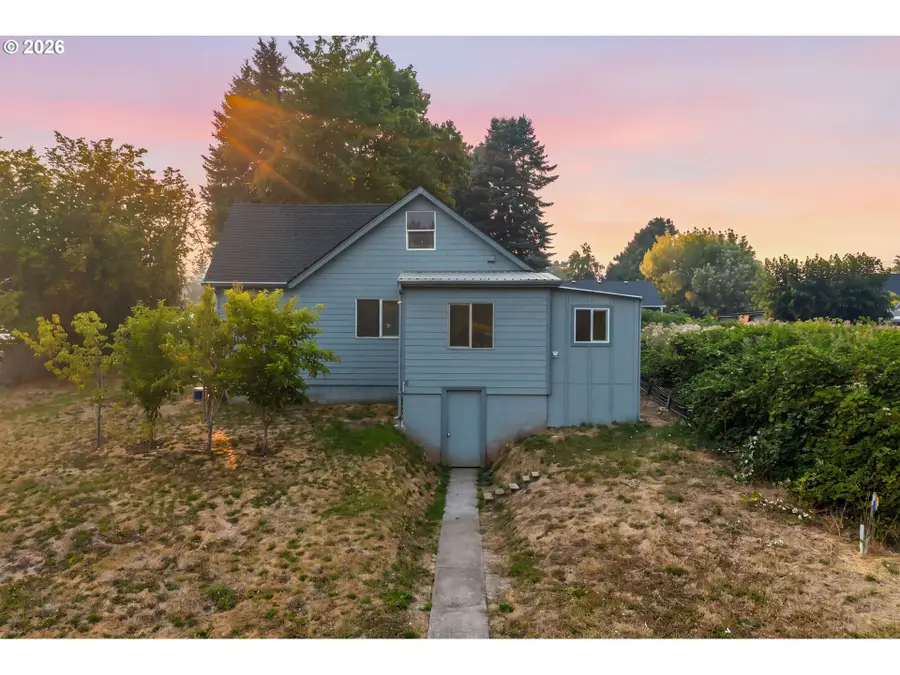 146 D St, Woodburn, OR 97071 - #3