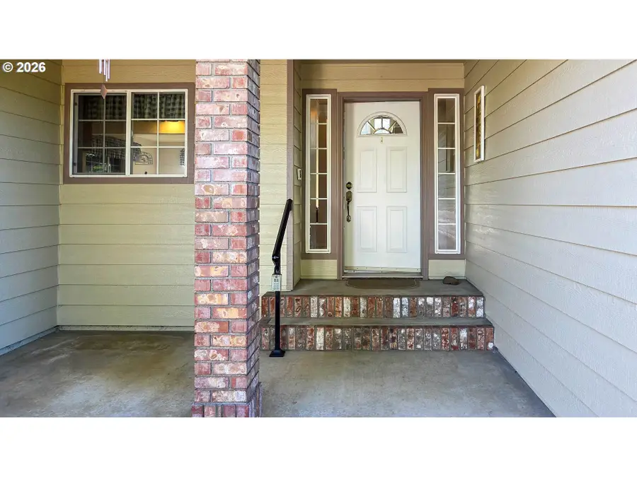 2233 Linnell Ave, Roseburg, OR 97471 - #2