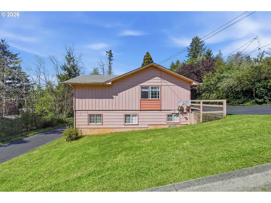 589 10th Ave, Coos Bay, OR 97420 - #2