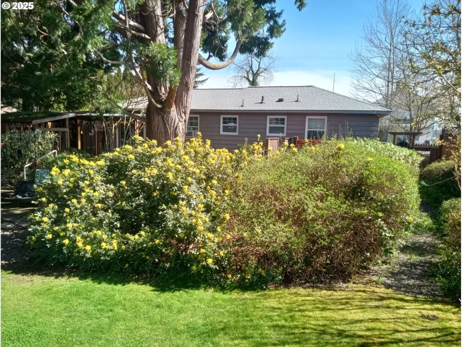 575 N Locust St, Canby, OR 97013 - #2