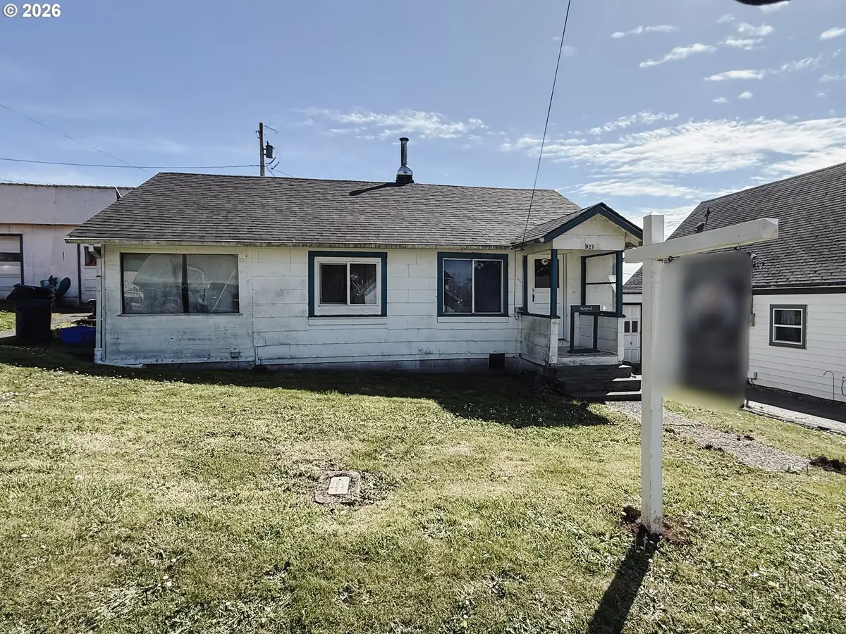 827 E 11th St, Coquille, OR 97423 - #1