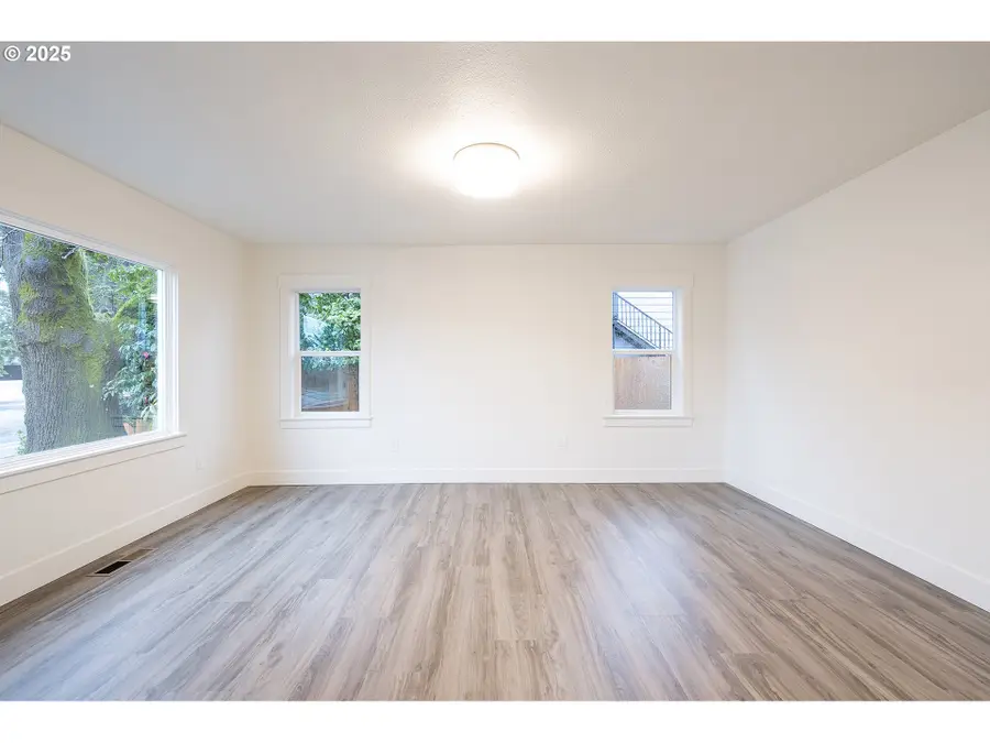 11129 SE Stark St, Portland, OR 97216 - Image #3