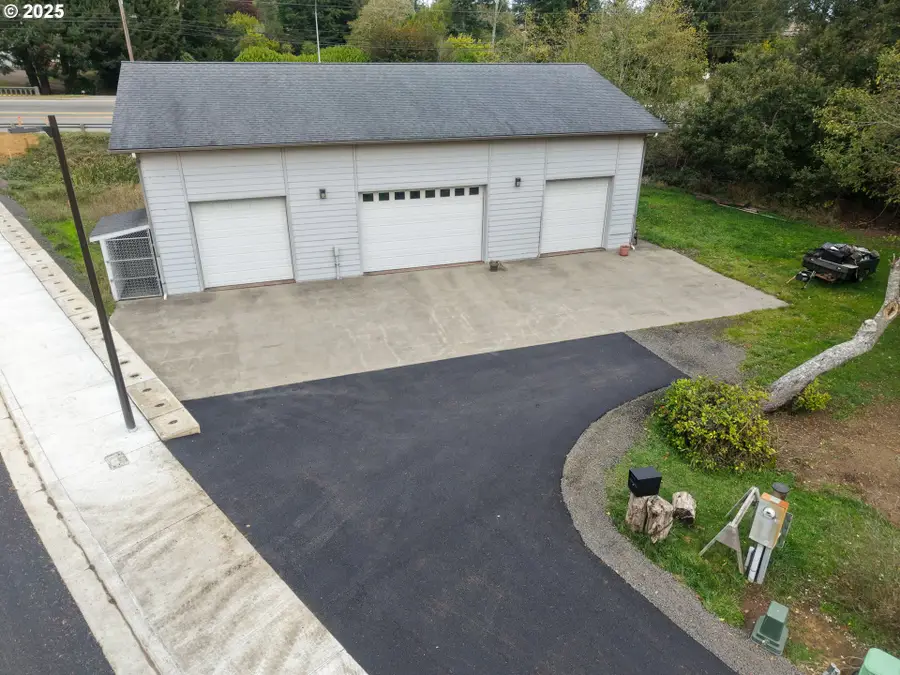 565 Lindy Ln, Coos Bay, OR 97420 - Image #3