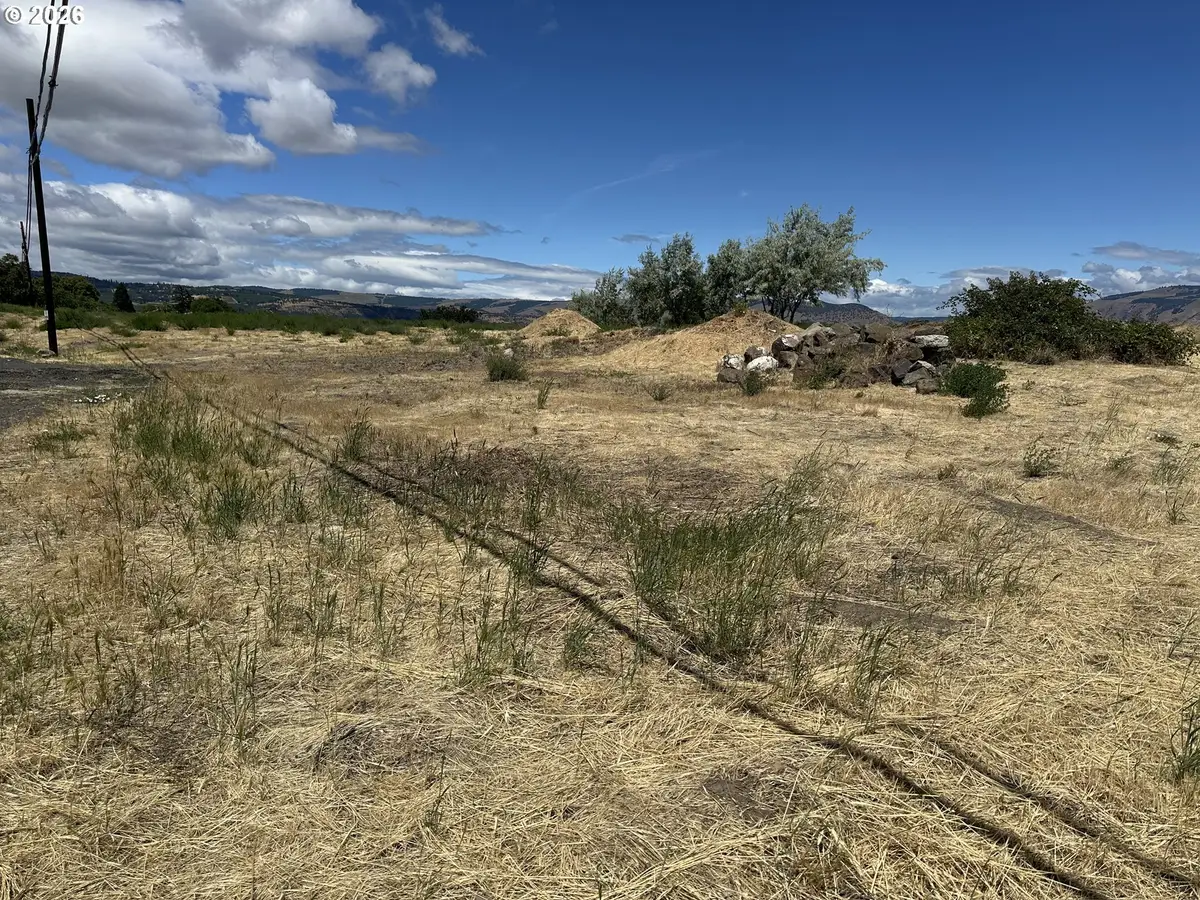 E 9th, The Dalles, OR 97058 - #1