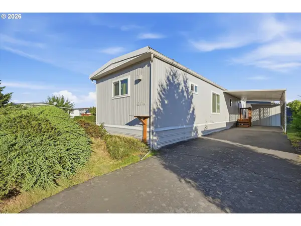 2902 E 2nd St #37, Newberg, OR 97132