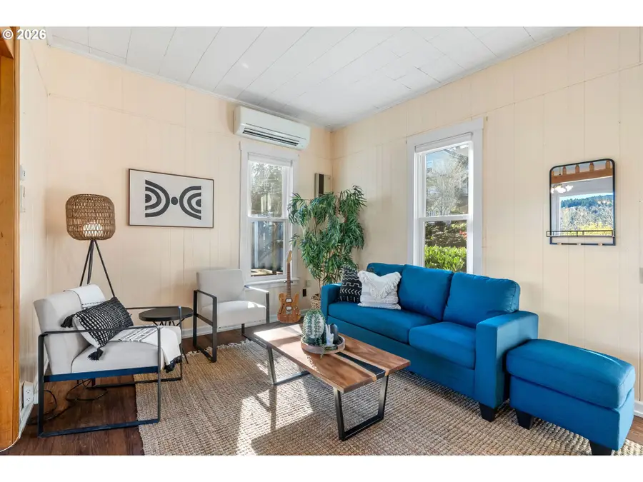 210 E Sherman Ave, Hood River, OR 97031 - #2