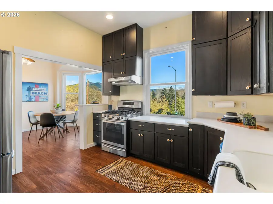 210 E Sherman Ave, Hood River, OR 97031 - #3