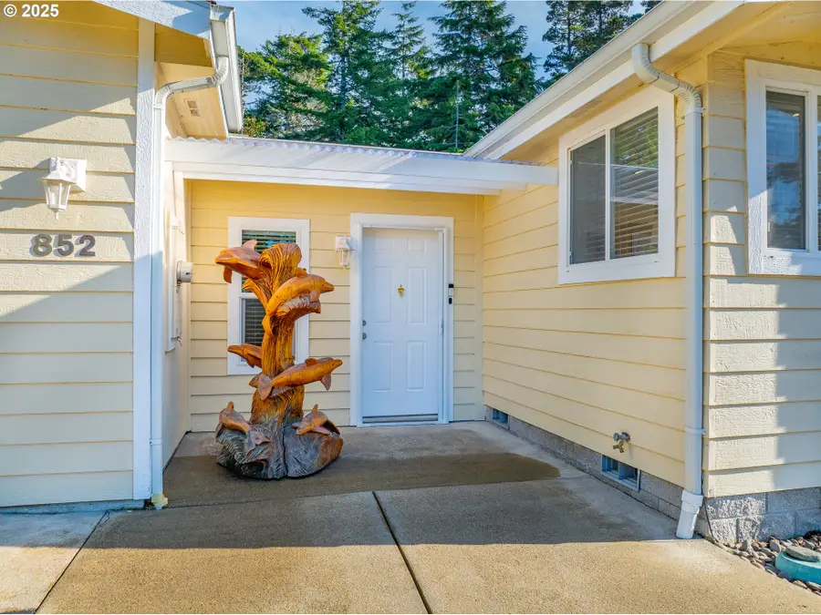 852 Munsel Creek Loop, Florence, OR 97439 - Image #3