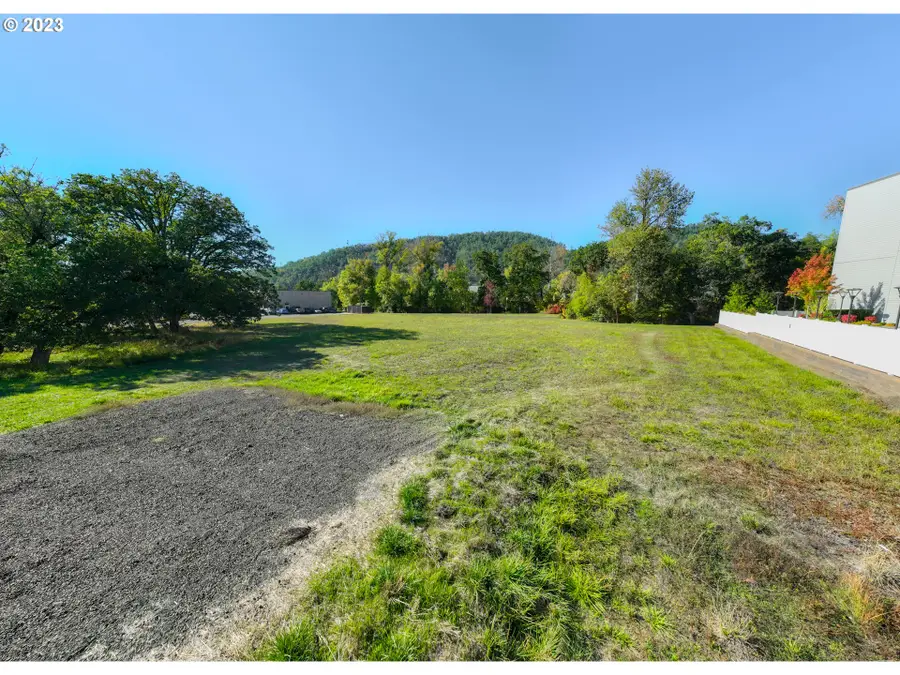 2460 NW Edenbower Blvd, Roseburg, OR 97471 - Image #2