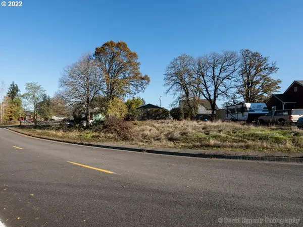 374 N 18th St, StHelens, OR 97051