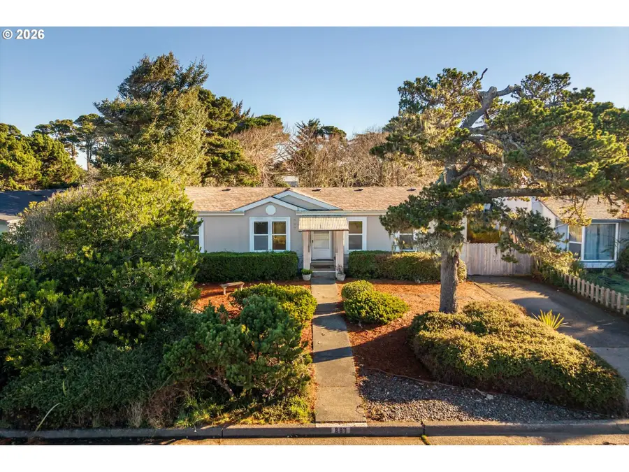 887 Jackson Ave, Bandon, OR 97411 - Image #2