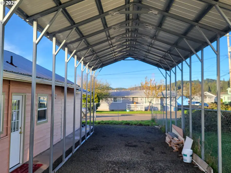 811 Laurel Ave, Reedsport, OR 97467 - Image #2