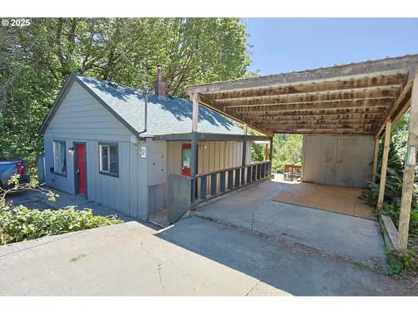 885 E 10th St, Coquille, OR 97423