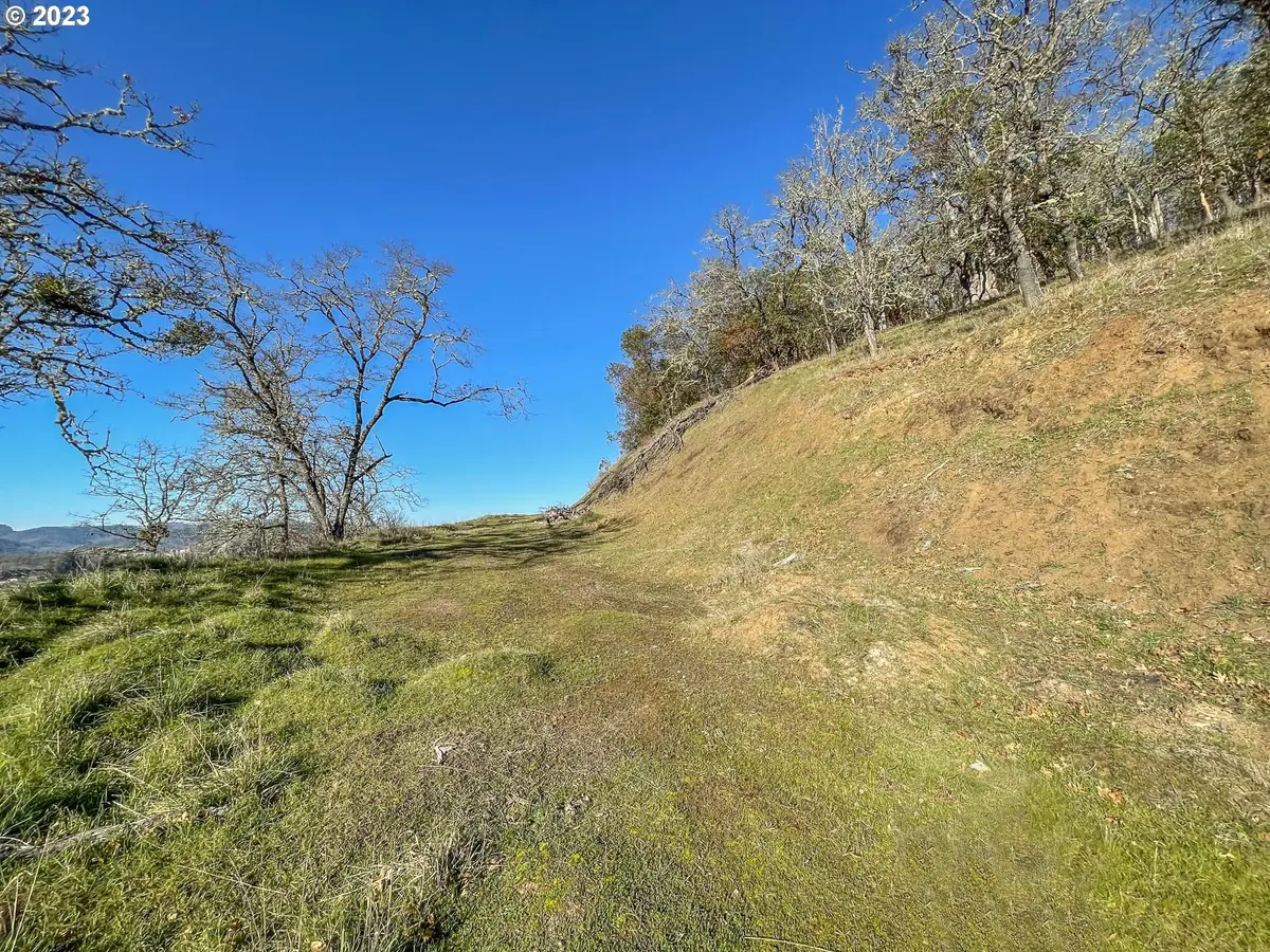 611 North View Dr, Winchester, OR 97495 - Image #1