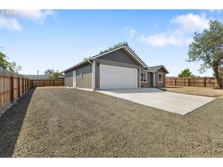 754 SE Hall St, Winston, OR 97496 - #2