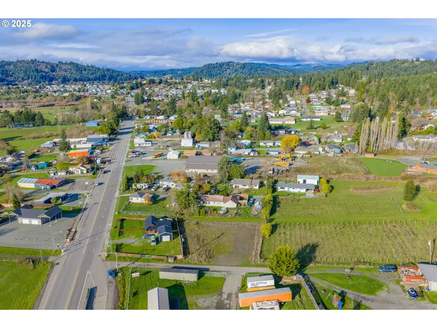 2047 Roseburg Rd, Myrtle Point, OR 97458 - Image #2