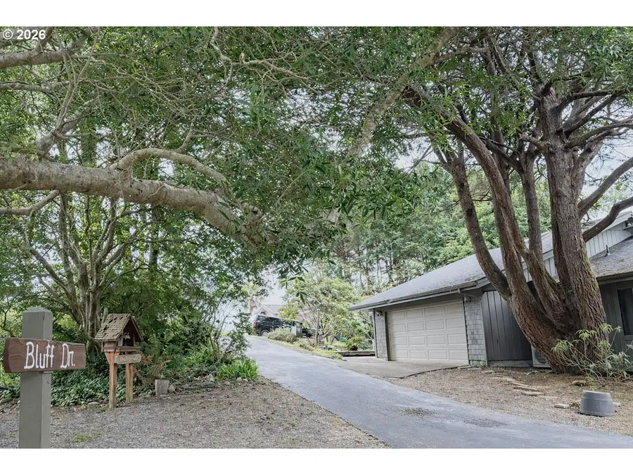 17454 Bluff Dr, Brookings, OR 97415 - #3