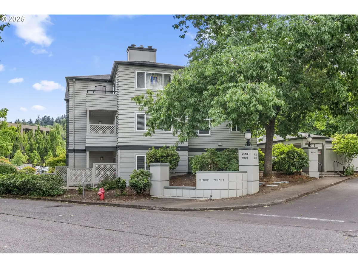 4980 S Landing Dr #102, Portland, OR 97239 - Image #1
