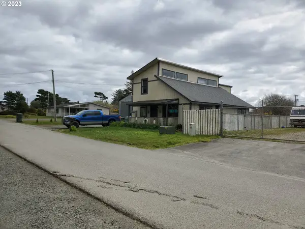 195 17th St Se, Bandon, OR 97411