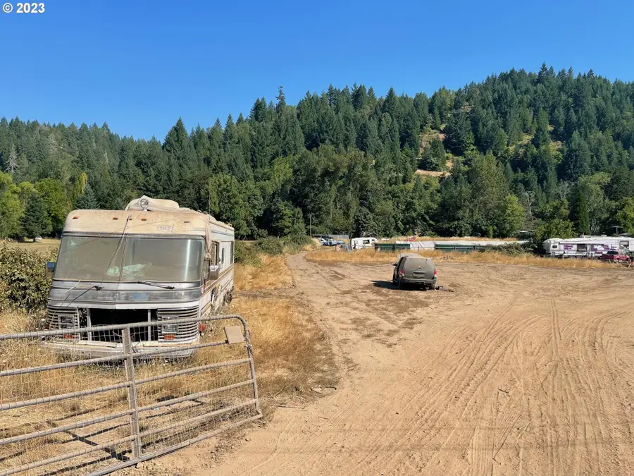 596 Raleigh Dr, Winston, OR 97496 - Image #2